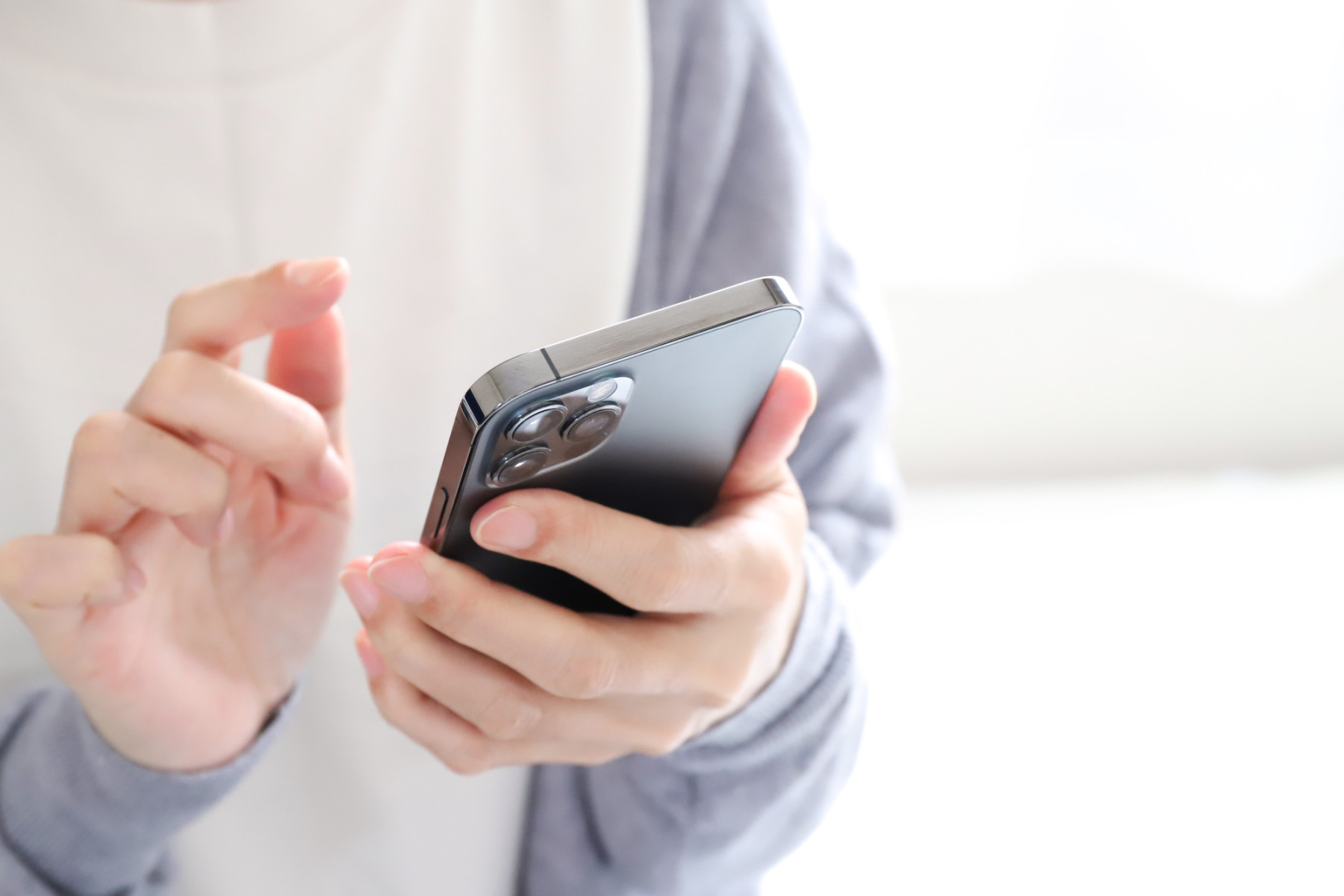 スマホで連絡するお客様