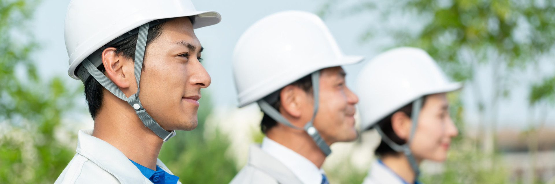 ヘルメットをかぶった作業員たち